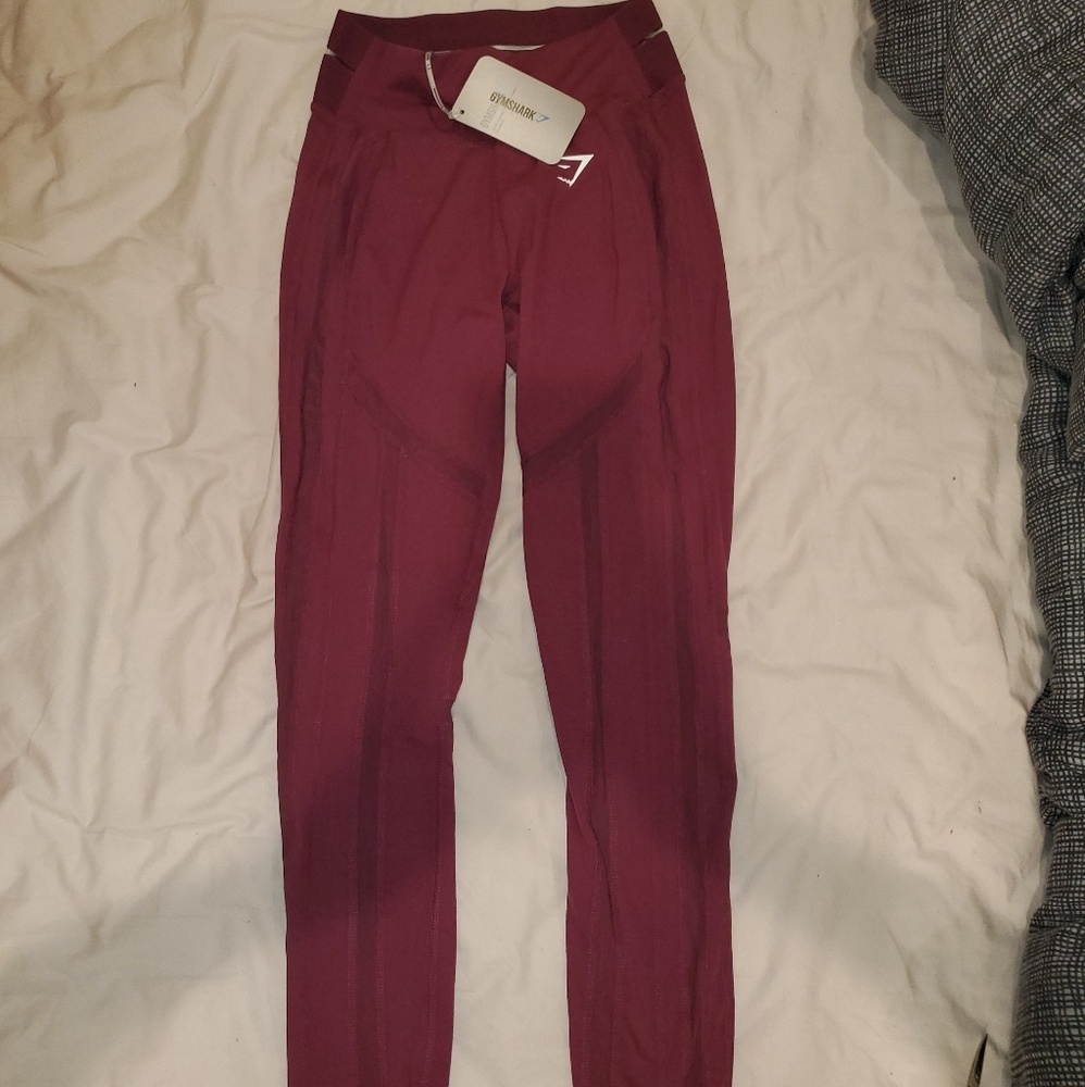 Gym workout leggings in burgundy.